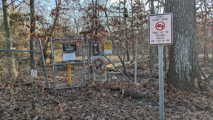 Connetqout River State Park hike trail entrance Picture 3
