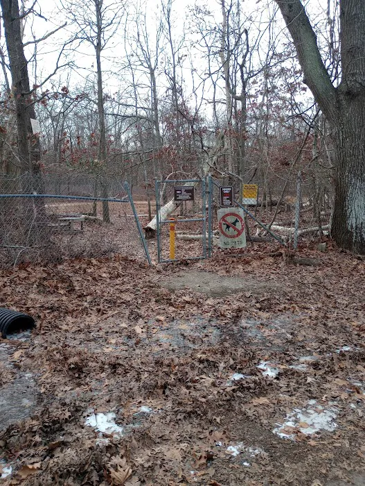 Connetqout River State Park hike trail entrance Picture 10
