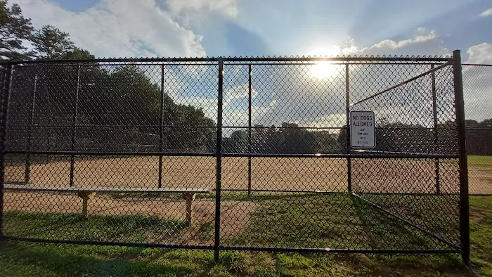 Clarissa Dr Park Picture 1