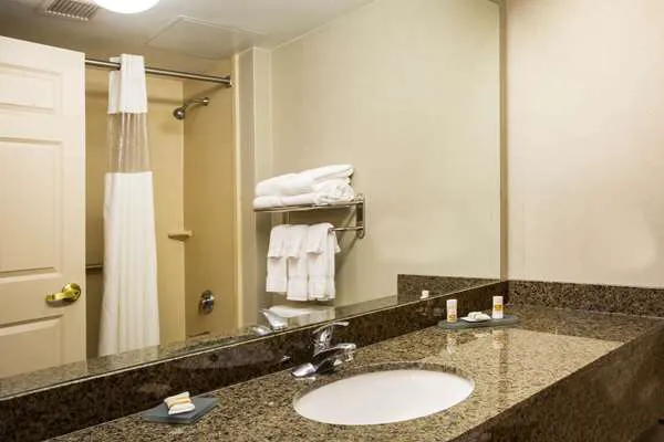 La Quinta Inn & Suites by Wyndham Islip - MacArthur Airport Picture 5