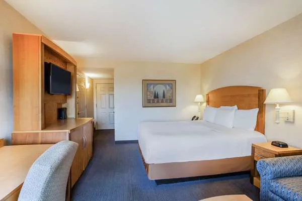 La Quinta Inn & Suites by Wyndham Islip - MacArthur Airport Picture 1