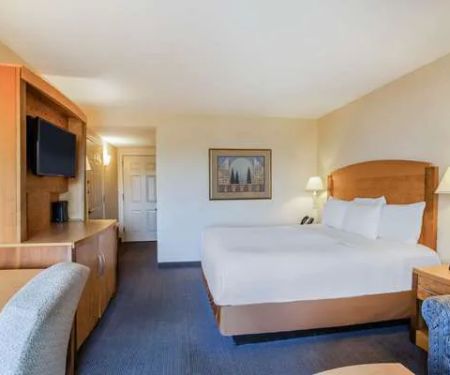 La Quinta Inn & Suites by Wyndham Islip - MacArthur Airport