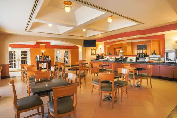 La Quinta Inn & Suites by Wyndham Islip - MacArthur Airport Picture 8