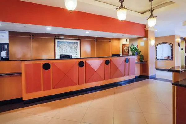 La Quinta Inn & Suites by Wyndham Islip - MacArthur Airport Picture 6
