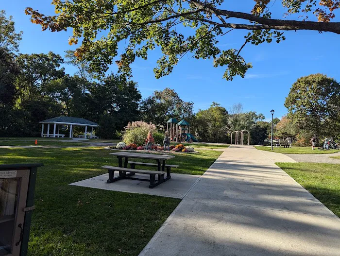 Sycamore Circle Park Picture 1