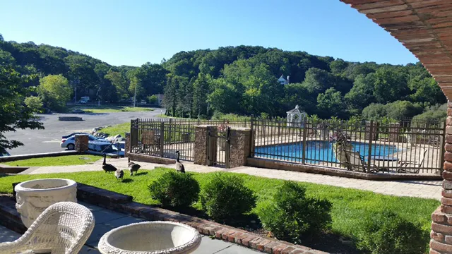 Chalet Inn & Suites Picture 1