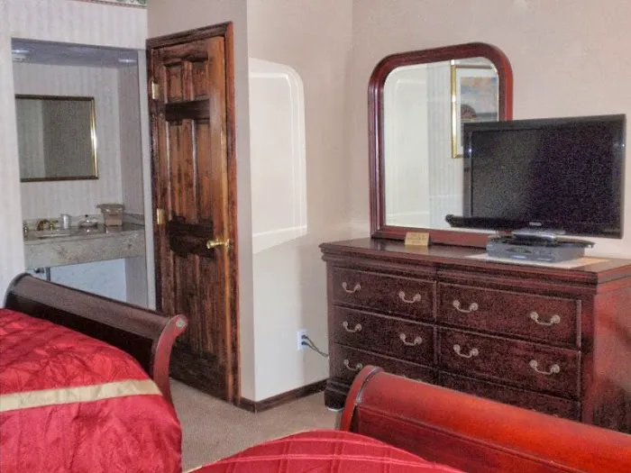 Chalet Inn & Suites Picture 7