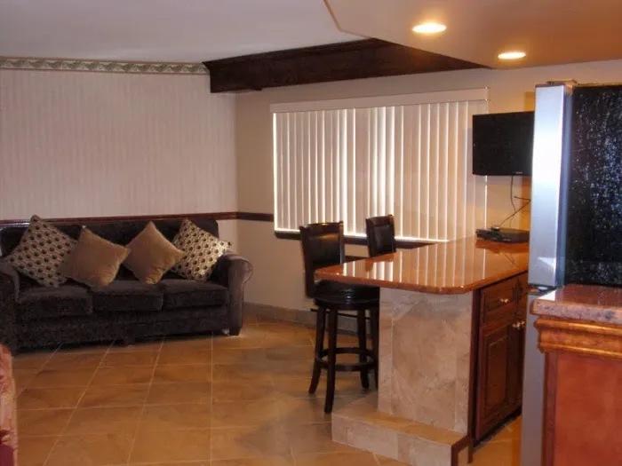 Chalet Inn & Suites Picture 10
