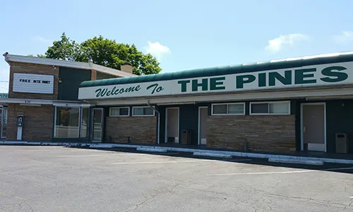Pines Motor Lodge - Long Island Motel Picture 1