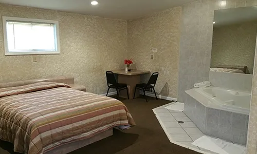 Pines Motor Lodge - Long Island Motel Picture 3