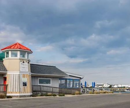 Super 8 by Wyndham Lindenhurst