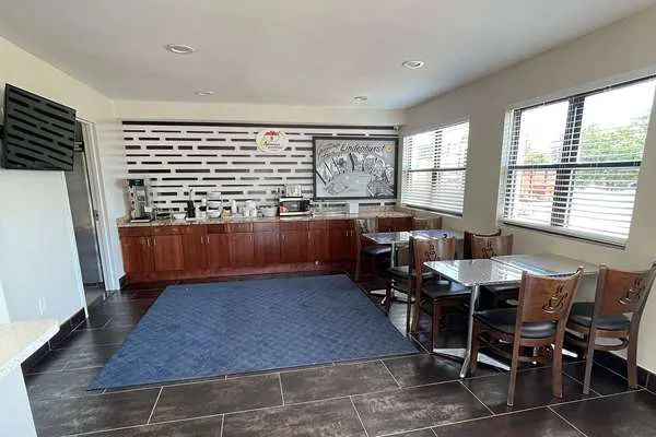 Super 8 by Wyndham Lindenhurst Picture 7
