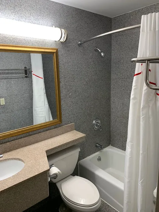 Red Roof Inn Copiague Picture 3