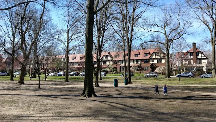 Hawthorne Park Forest Hills Picture 1
