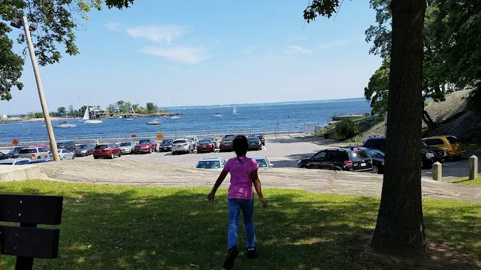 Hudson Park & Beach Picture 5
