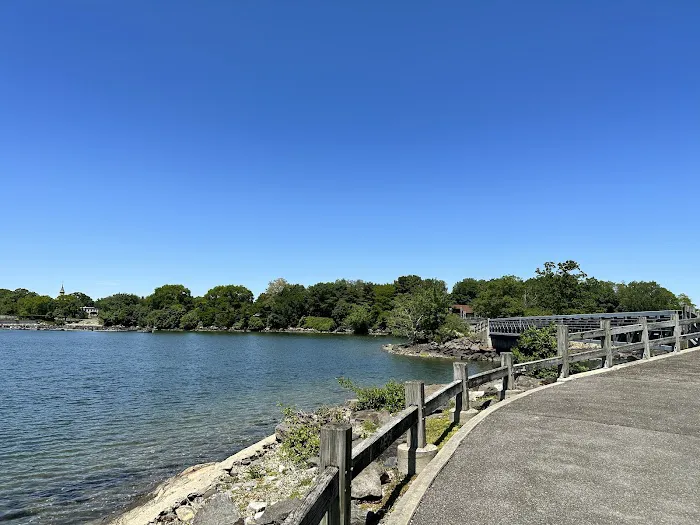 5 island park walkway Picture 1
