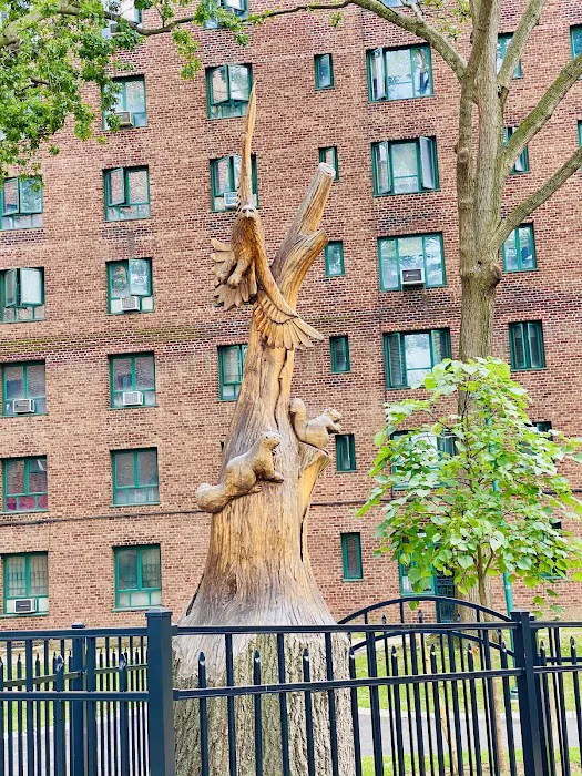 Eagle and squirrel Statue Picture 1