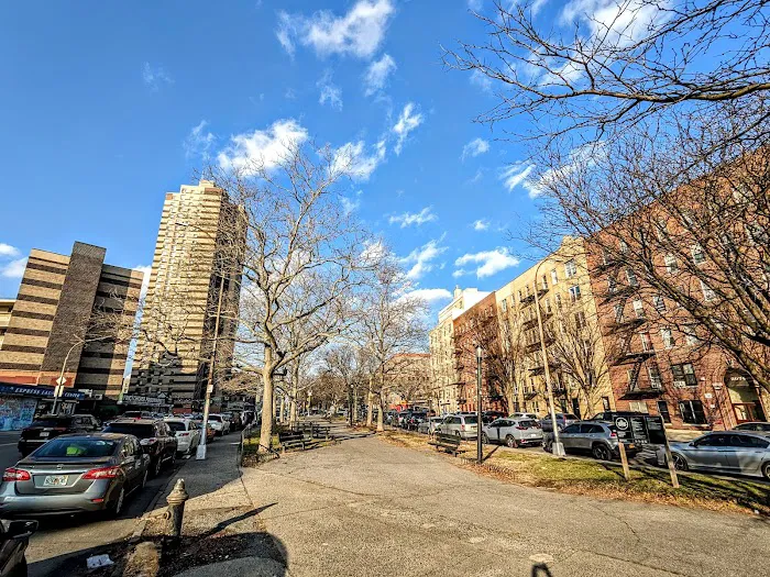 Crotona Parkway Malls Picture 3