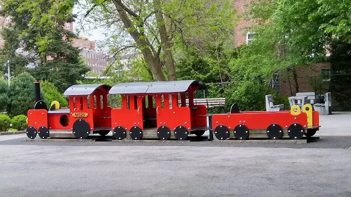 Train Park Garden Picture 5