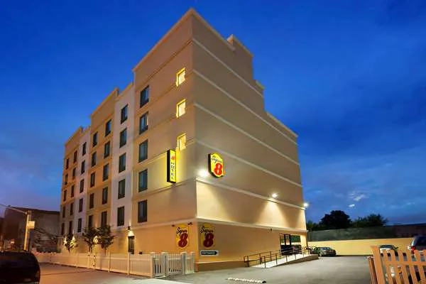 Super 8 by Wyndham Bronx Picture 1