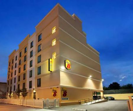 Super 8 by Wyndham Bronx