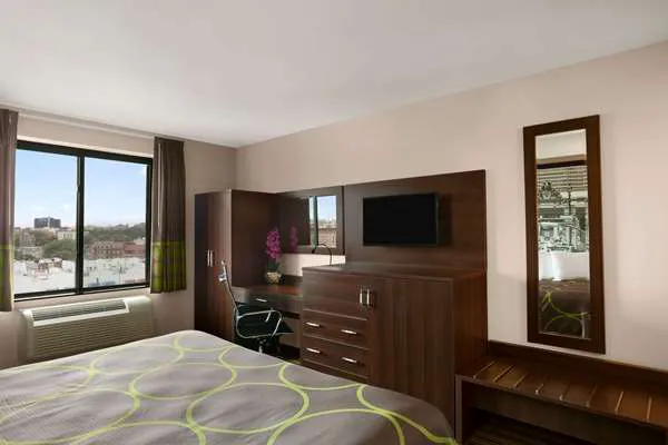 Super 8 by Wyndham Bronx Picture 2