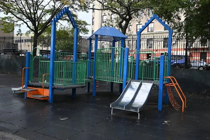 Horseshoe Playground Picture 4