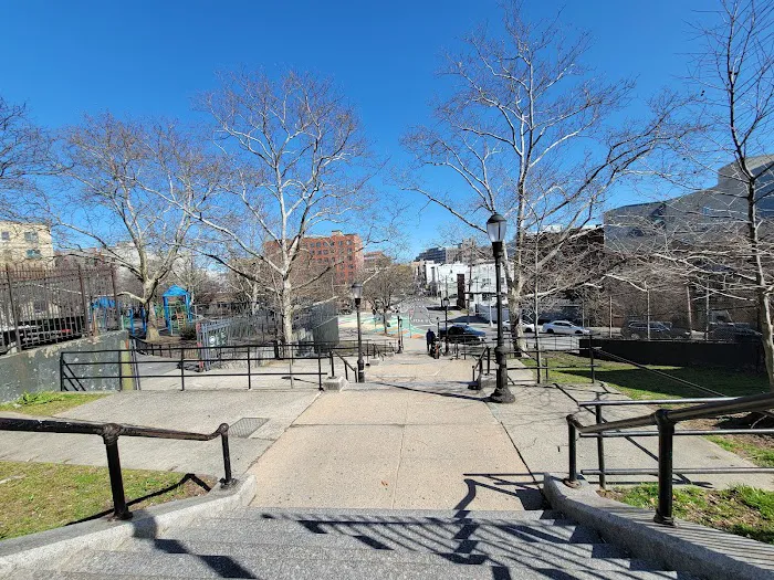 Horseshoe Playground Picture 7
