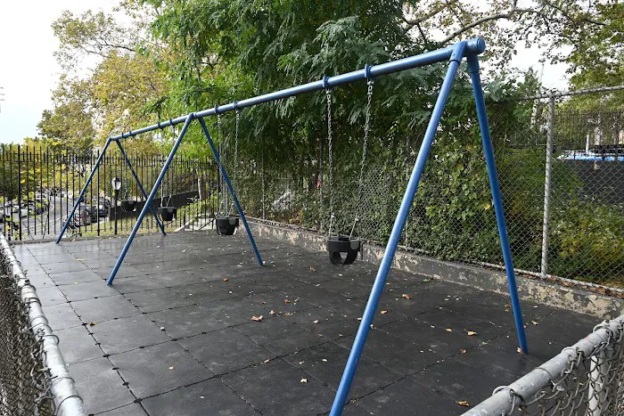 Horseshoe Playground Picture 9