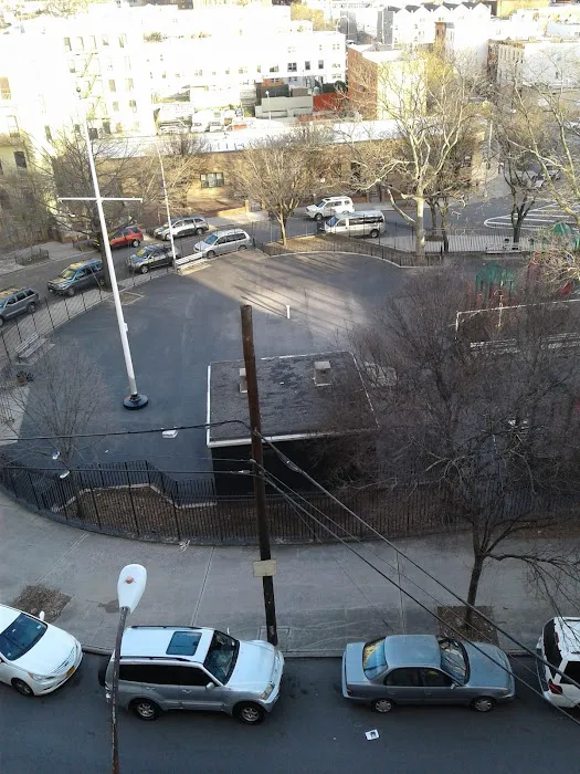 Horseshoe Playground Picture 8