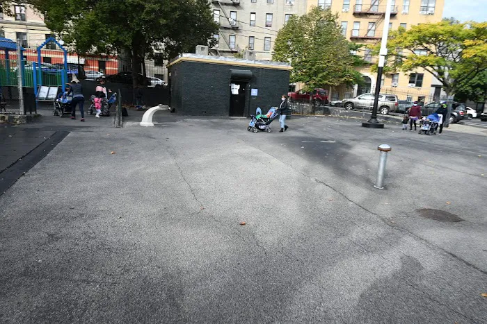 Horseshoe Playground Picture 10
