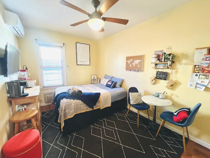 Homey Room + Private Bathroom in Ridgewood, Queens Picture 1