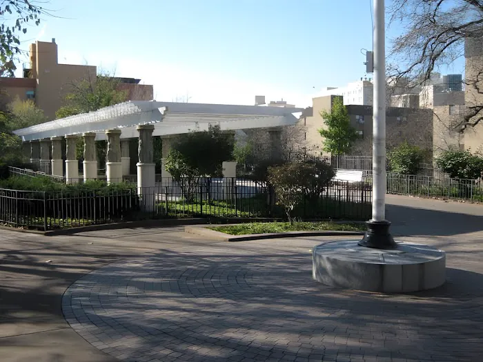 Charlton-Thompson Garden Picture 6