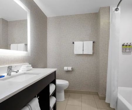 Holiday Inn Express & Suites Woodside LaGuardia Airport by IHG