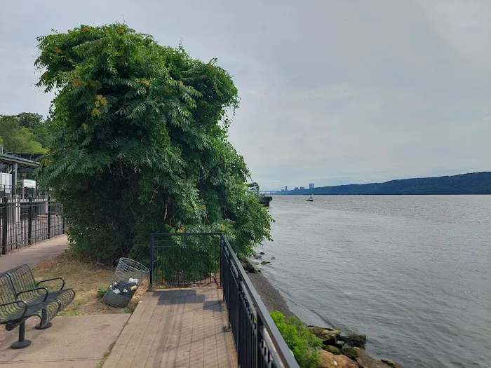Riverdale Waterfront Promenade Picture 9