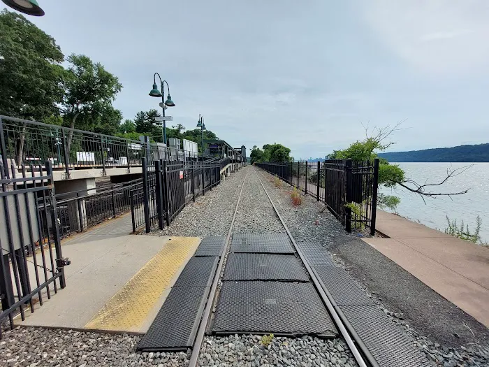 Riverdale Waterfront Promenade Picture 10