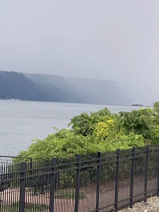 Riverdale Waterfront Promenade Picture 3