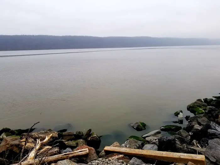 Riverdale Waterfront Promenade Picture 4