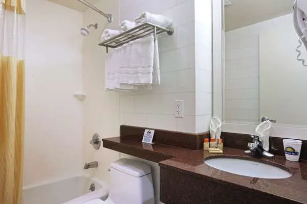 Days Inn by Wyndham Bronx Near Stadium Picture 5