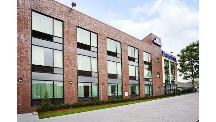 Days Inn by Wyndham Bronx Near Stadium Picture 1