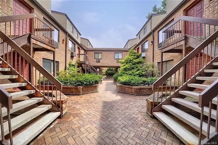 Live Oaks Condo Picture 1