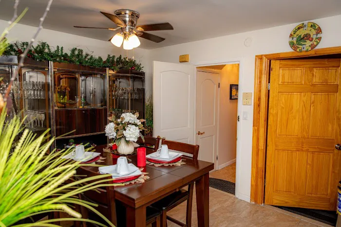 Spacious Comfy Room In Cozy Classy Duplex Picture 9