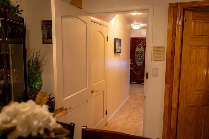 Spacious Comfy Room In Cozy Classy Duplex Picture 5