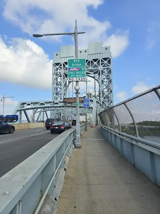 East River Esplanade Picture 7