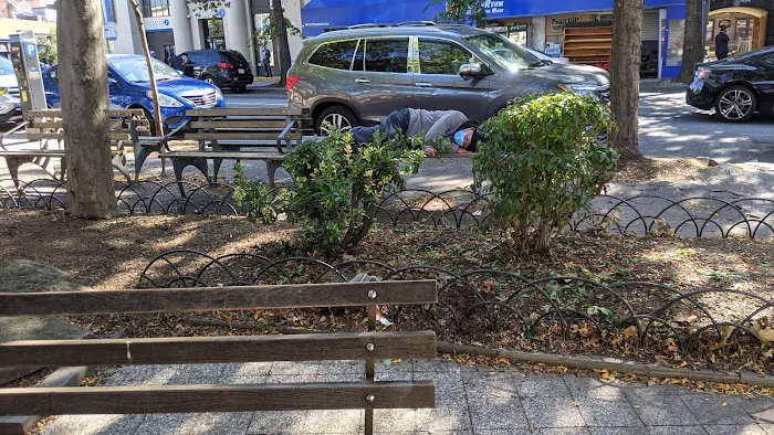 Woodside Memorial Plaza Picture 2