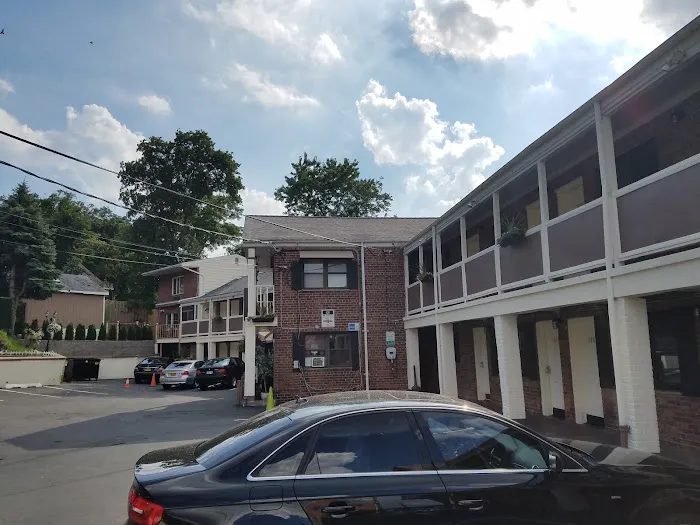 Central Motel Court Yard Picture 4