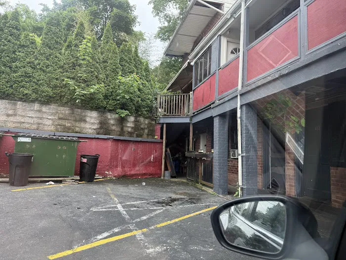 Central Motel Court Yard Picture 8