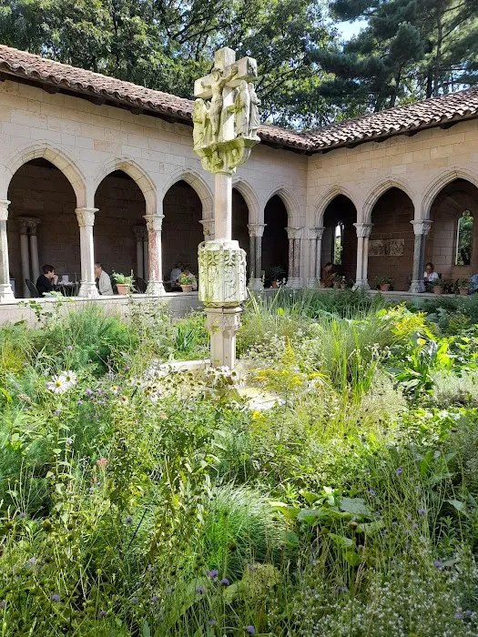 Cloisters Lawn Picture 10