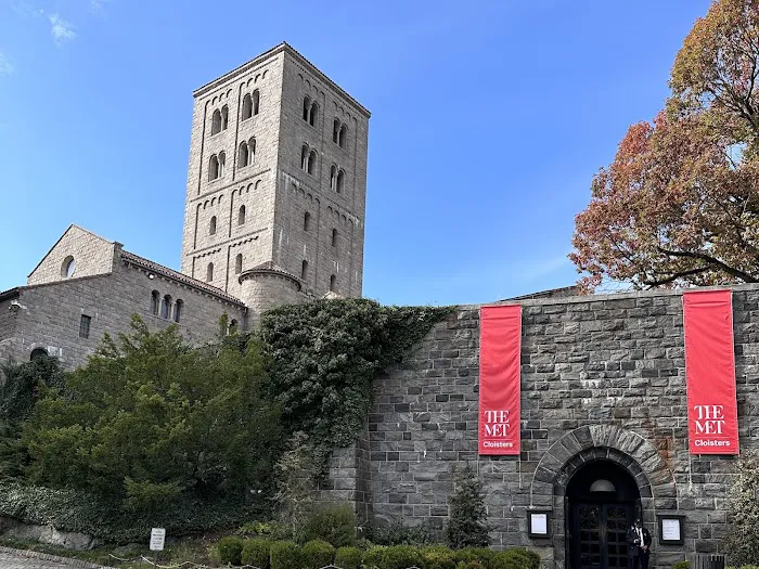 Cloisters Lawn Picture 4
