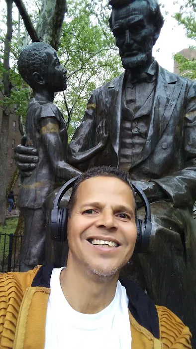 Lincoln with Child Statue Picture 1